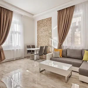https://apartment-colibri.marianskelaznehotels.net